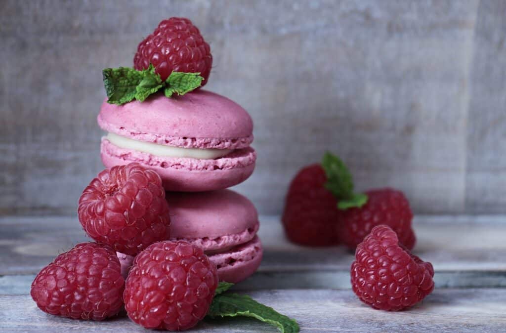 macarons, raspberries, mint-2548782.jpg